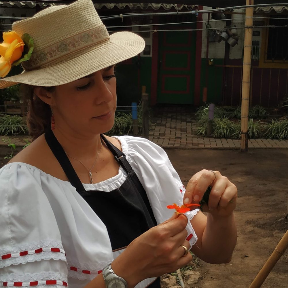 mujer sosteniendo flor en cartagena