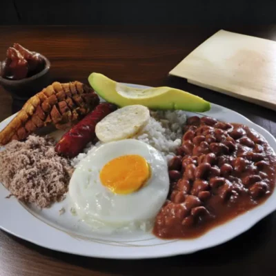 bandeja paisa comida colombiana