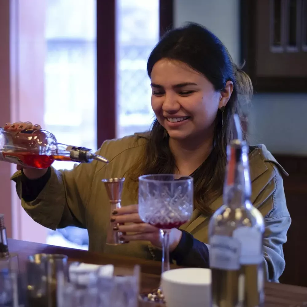 girll preparing a drink in colombia