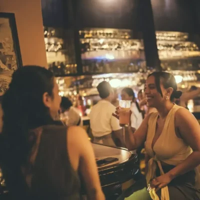 amigas compartiendo un trago en colombia